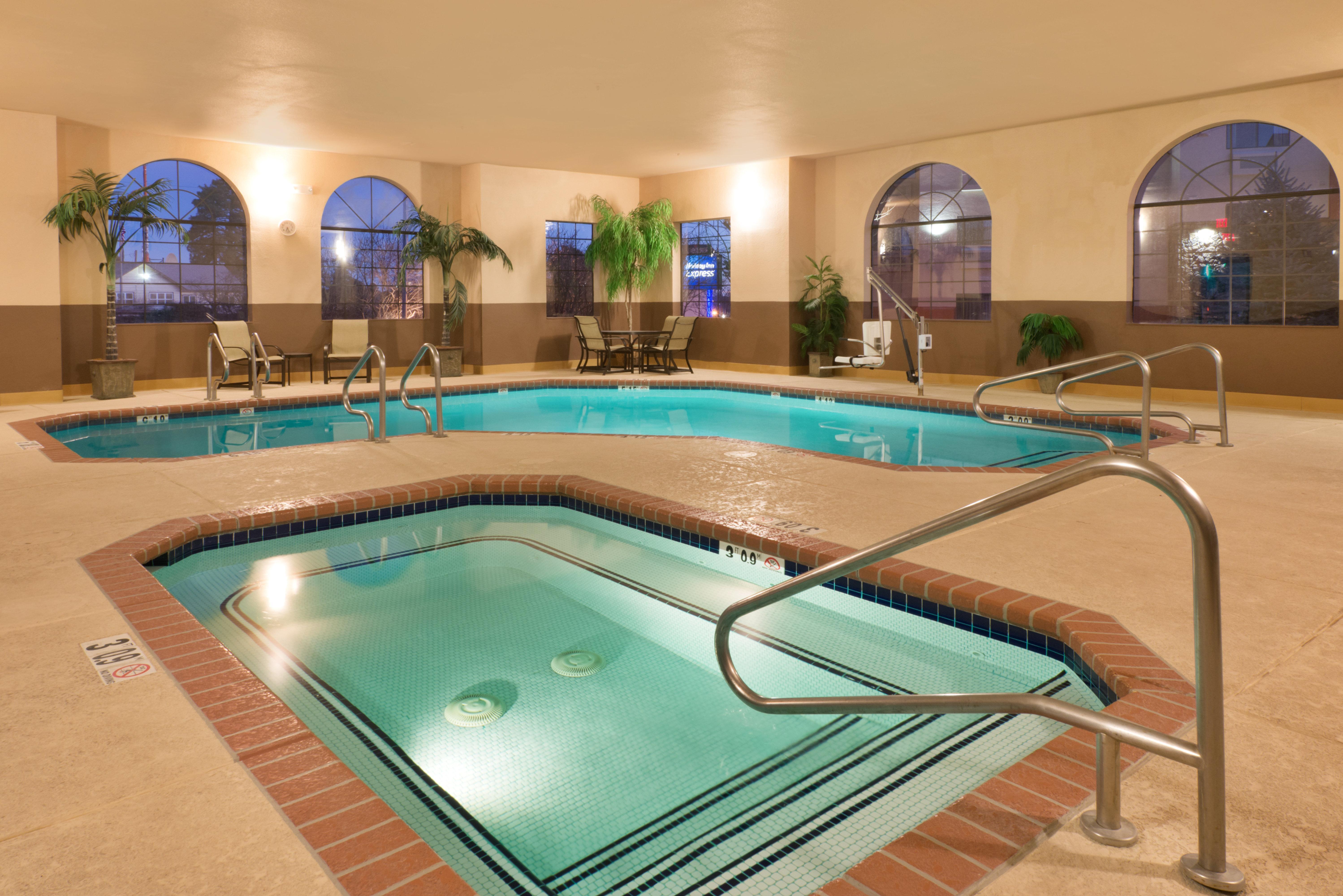 Holiday Inn Express Show Low By Ihg מראה חיצוני תמונה