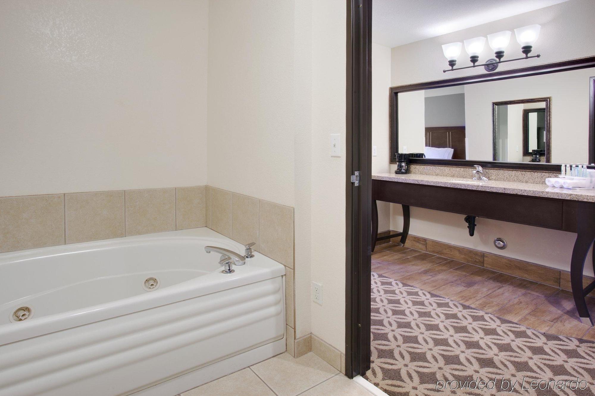 Holiday Inn Express Show Low By Ihg מראה חיצוני תמונה
